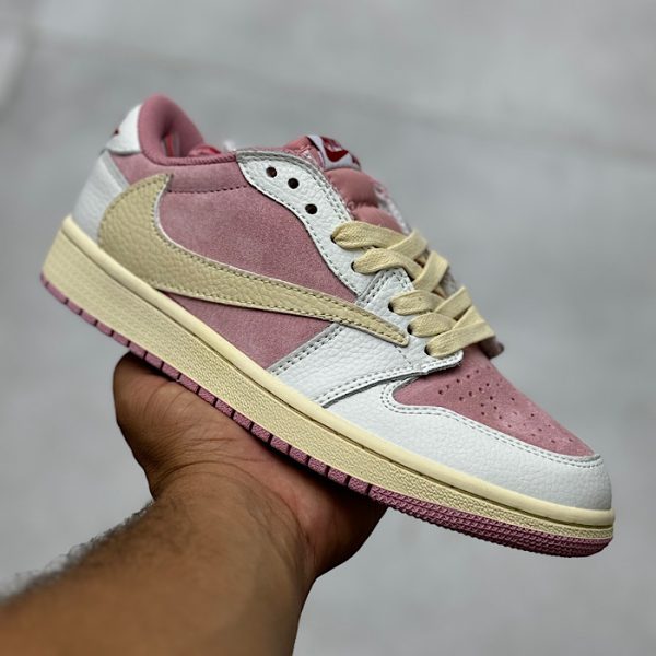 نایک ترویس صورتی