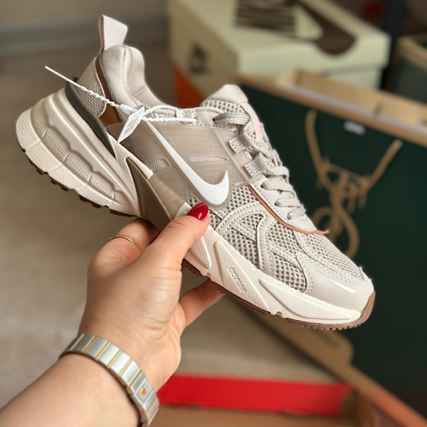 نايك وى توكى كرم رنگ تیک سفید