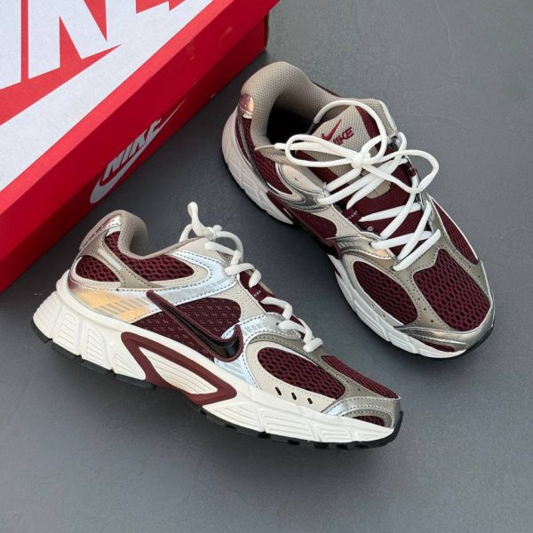 کتونی نایک وی فایو  زرشکی نقره‌ای سفید Nike V5 RNR